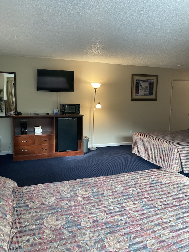 Room, Multiple Beds, Non Smoking - Photo 2
