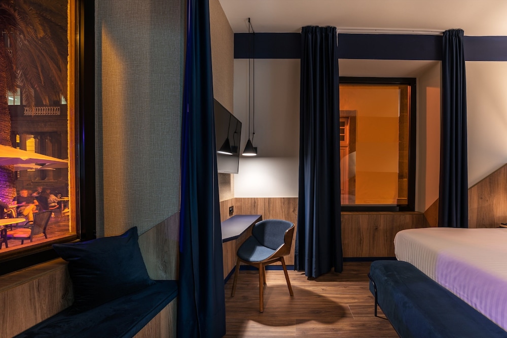 Deluxe Room thumbnail 6