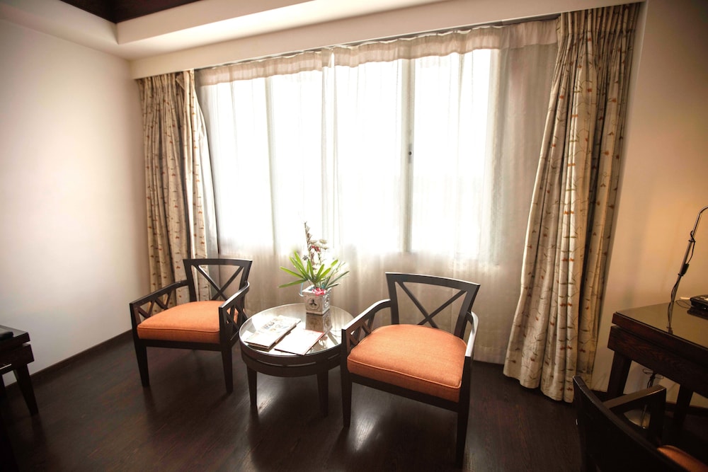 Executive Suite - Photo 5