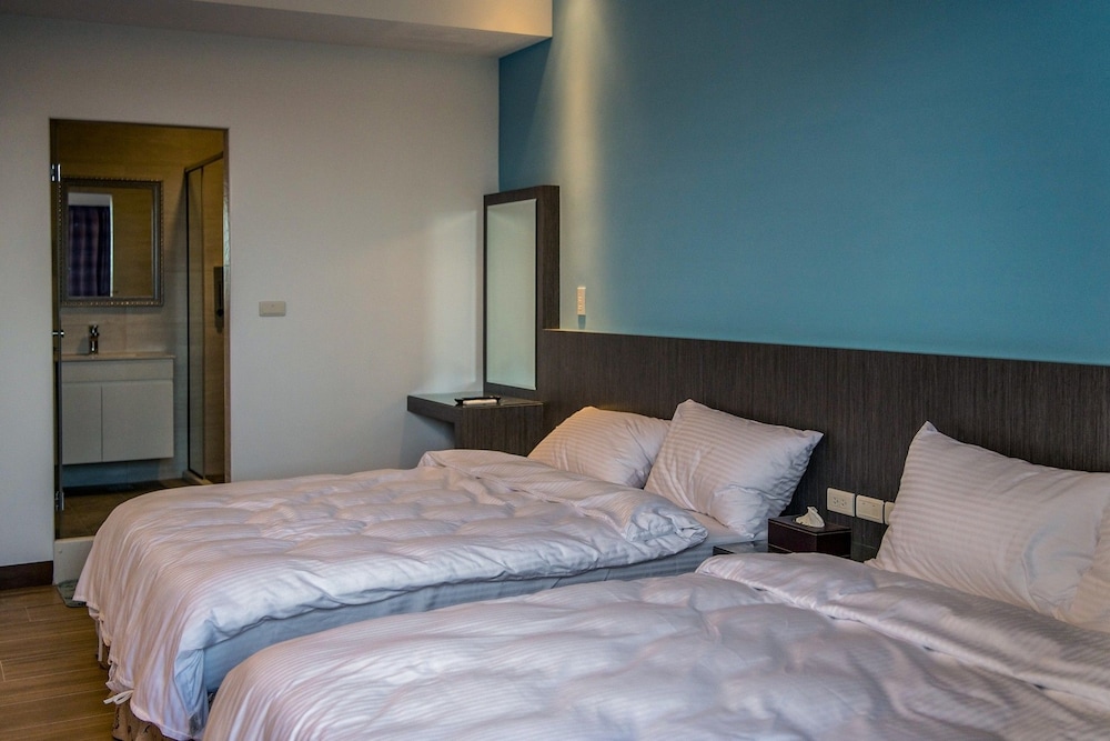 Panoramic Quadruple Room, 2 Queen Beds, Balcony, Partial Ocean View photo 3