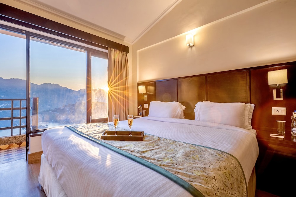 One Bedroom Suite with Kitchenette photo 1