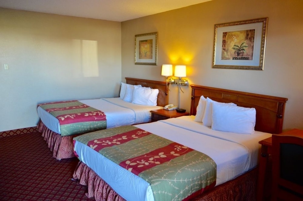 Room, 2 Queen Beds, Smoking - Photo 2