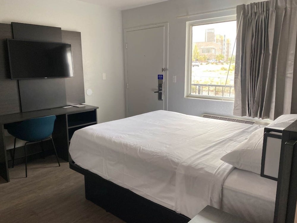 Deluxe Room, 1 Double Bed, Non Smoking, Refrigerator & Microwave photo 3