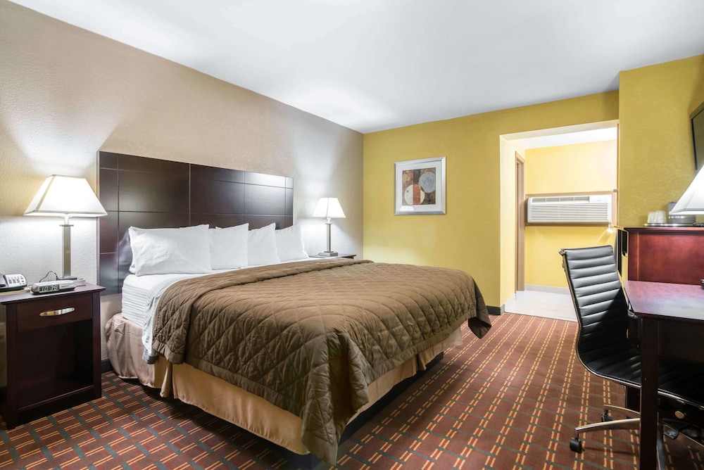 Standard Room, 1 King Bed, Non Smoking photo 2