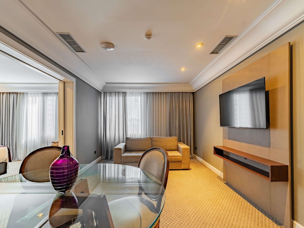 Luxury Suite, 1 King Bed, Bathtub - Photo 2