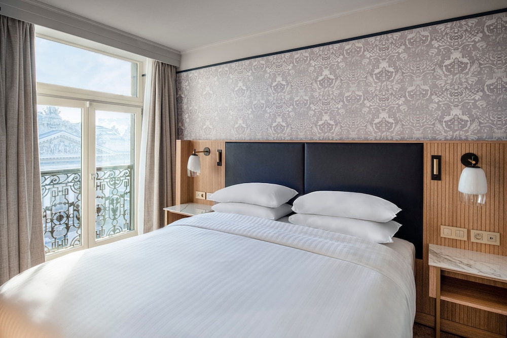 Junior Suite, 1 King Bed thumbnail 5