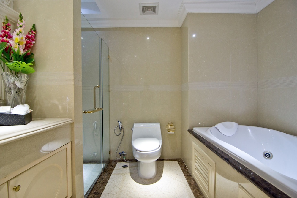 Superior Room, Jetted Tub, City View thumbnail 5