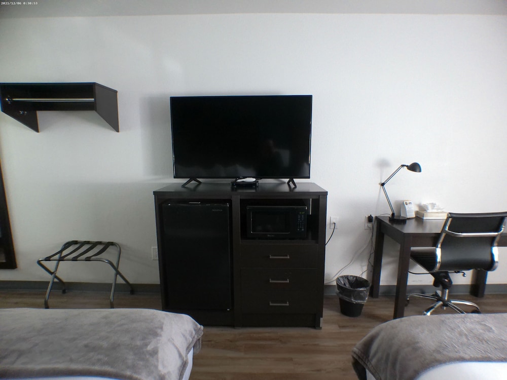 Standard Room, 1 King Bed w/Walk-In Shower photo 3