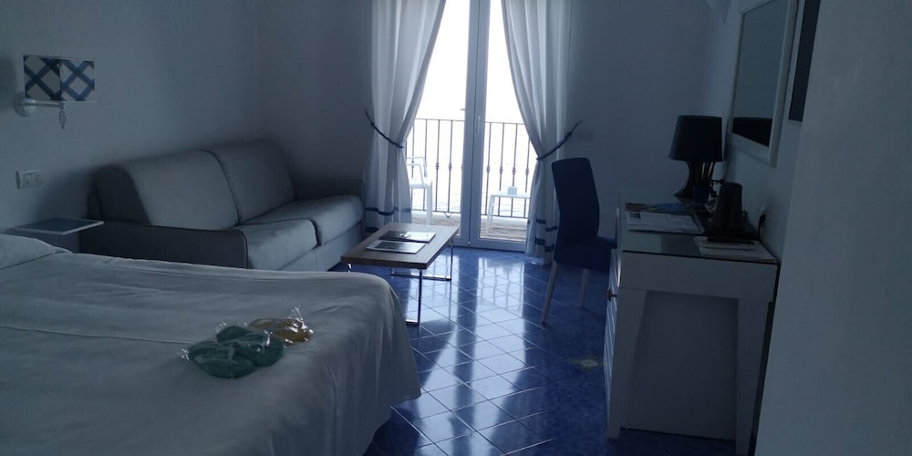 Family Room, Balcony, Sea View photo 2