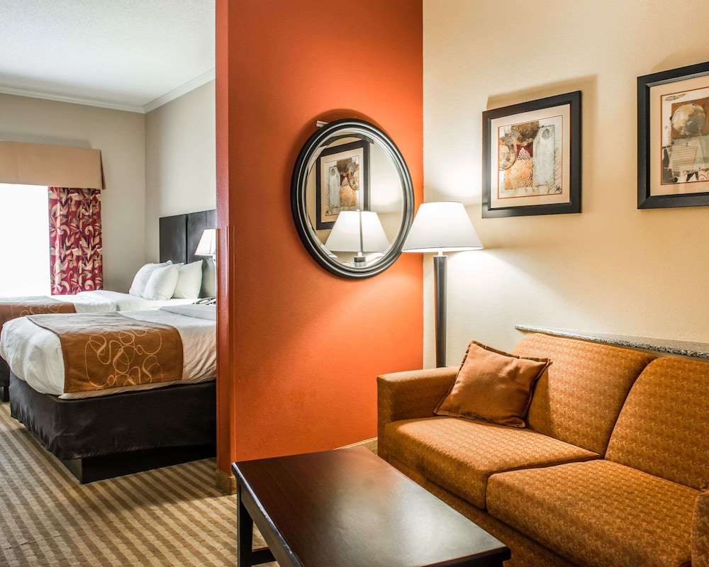 Suite, Refrigerator & Microwave - Photo 4