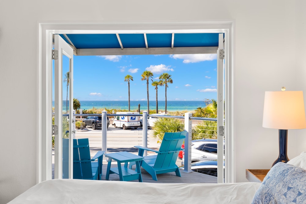 Deluxe suite, 1 king bed, beach view (Magnolia)