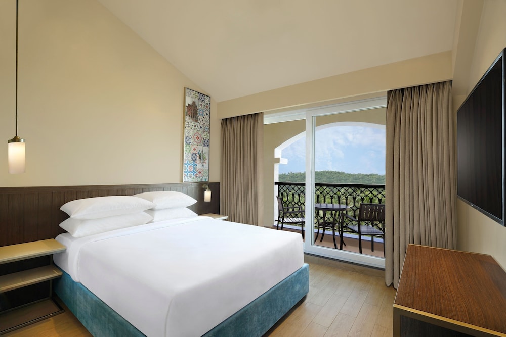 Suite, 1 Queen Bed, Balcony - Photo 7