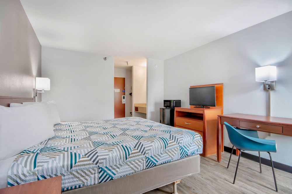 Standard Room, 1 King Bed, Non Smoking, Refrigerator & Microwave - Photo 3