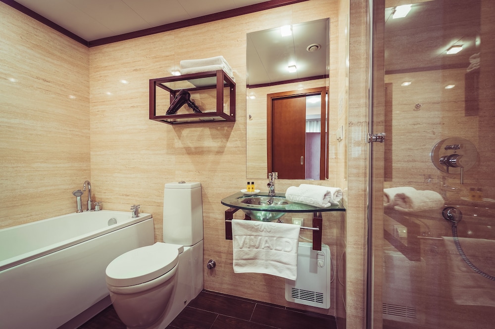 Suite - Photo 7