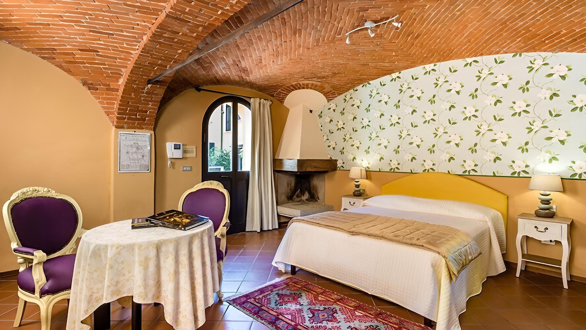 Romantic Double Room, 1 Double Bed, Fireplace, Courtyard Area photo 1