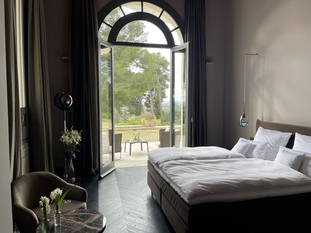 Luxury Room, 1 King Bed, Valley View, Slope side photo 3
