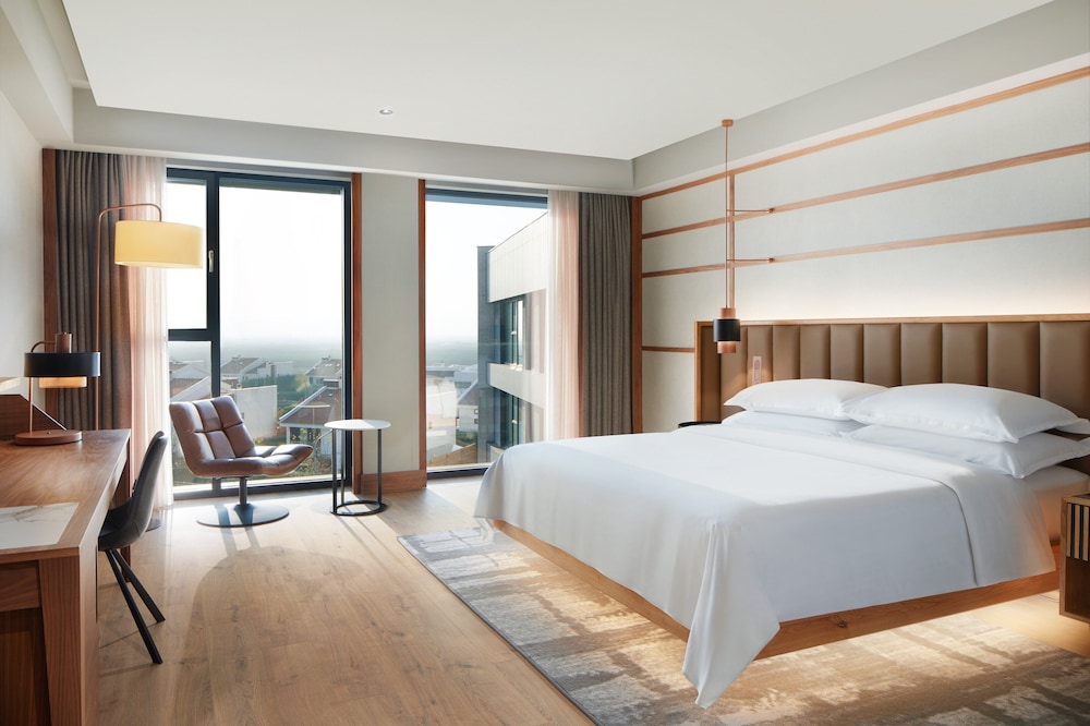 Premium Room, 1 King Bed - Photo 1