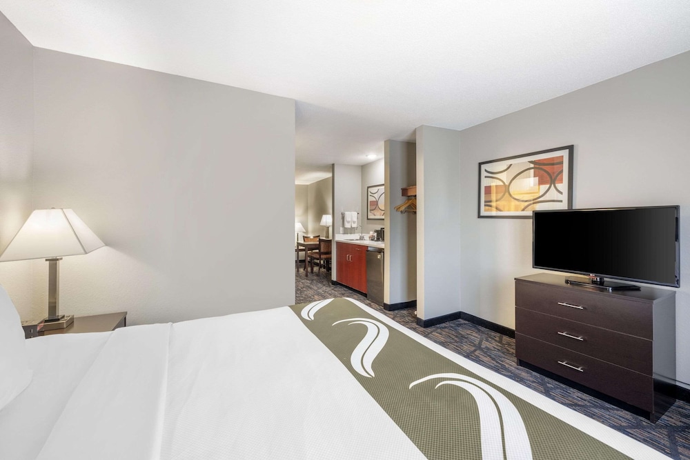 Room, 1 King Bed, Non Smoking - Photo 3