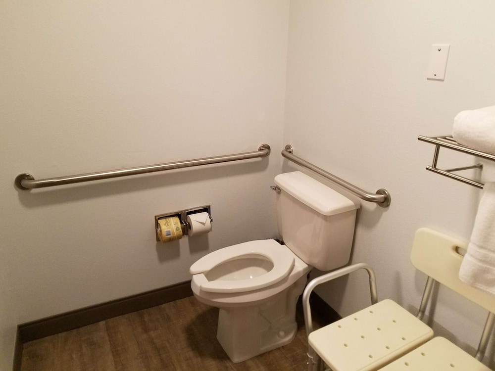 Standard Room, 1 King Bed, Accessible, Bathtub photo 2