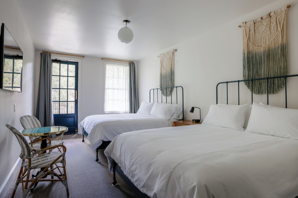 Room, 2 Queen Beds (Double)