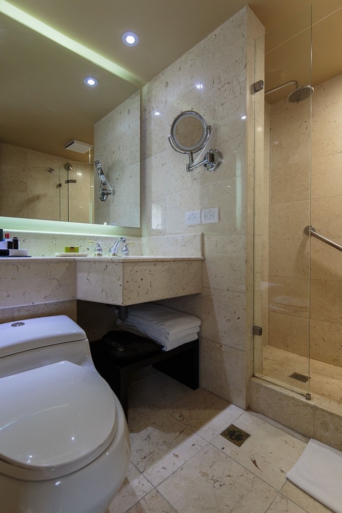 Suite, 1 Bedroom (Dining Area) - Photo 3