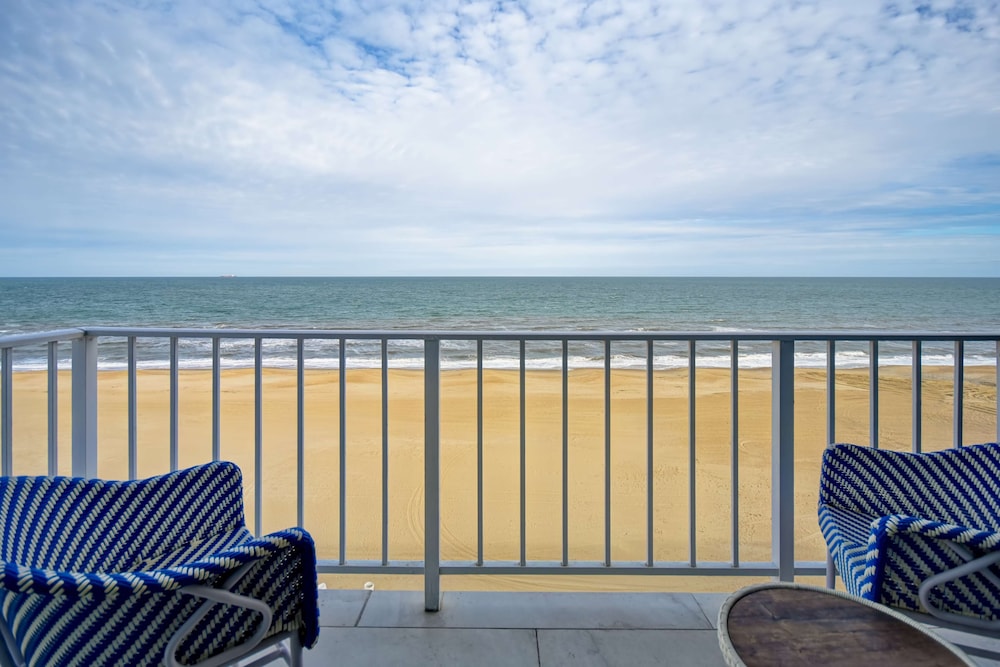 Room, 1 King Bed, Bathtub, Oceanfront - Photo 5