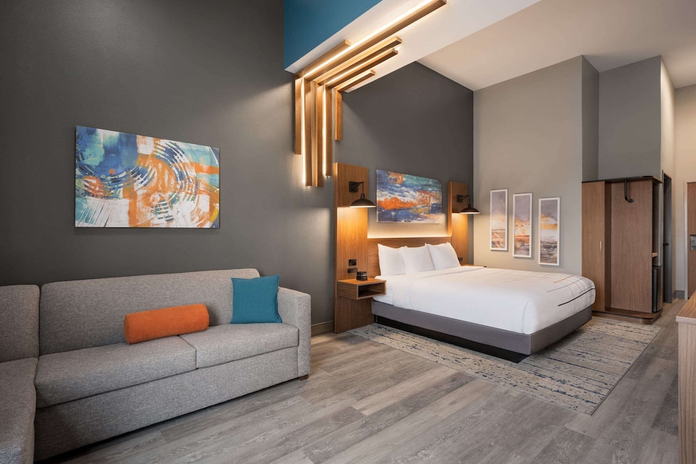 Suite, 1 King Bed, Non Smoking - Photo 4