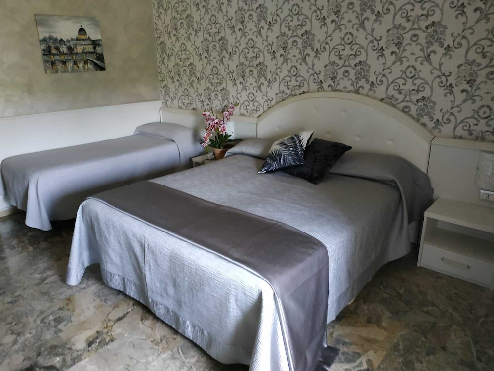 Classic Triple Room, Park View photo 2