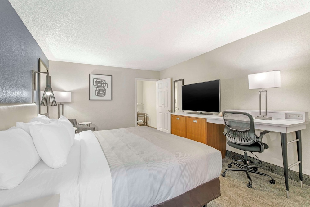 Standard Room, 1 King Bed, Non Smoking - Photo 3