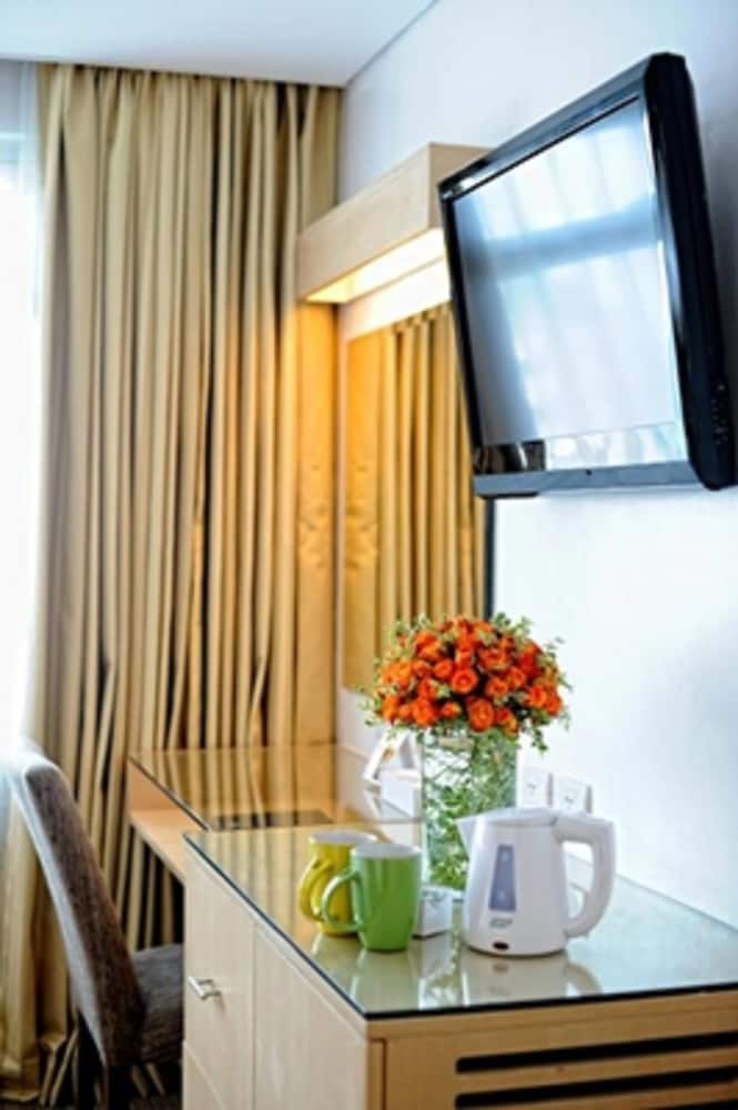 Deluxe Room, 1 King Bed photo 3