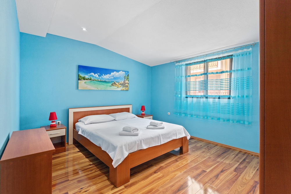 Comfort Apartment, 3 Bedrooms, Balcony, Sea View