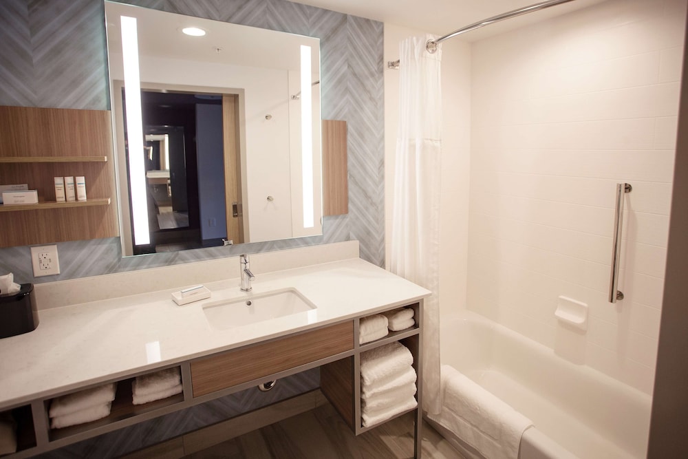 Deluxe Room, 2 Queen Beds, Accessible (Hearing) - Photo 4