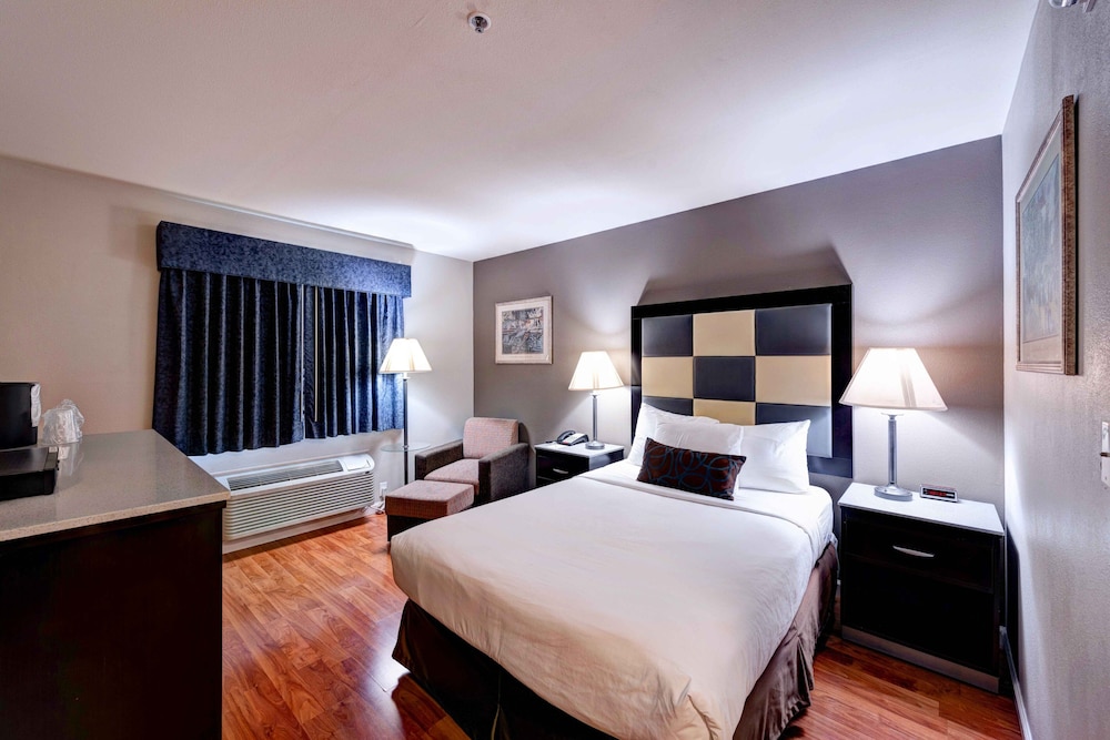 Standard Room, 1 King Bed, Accessible, Bathtub - Photo 2