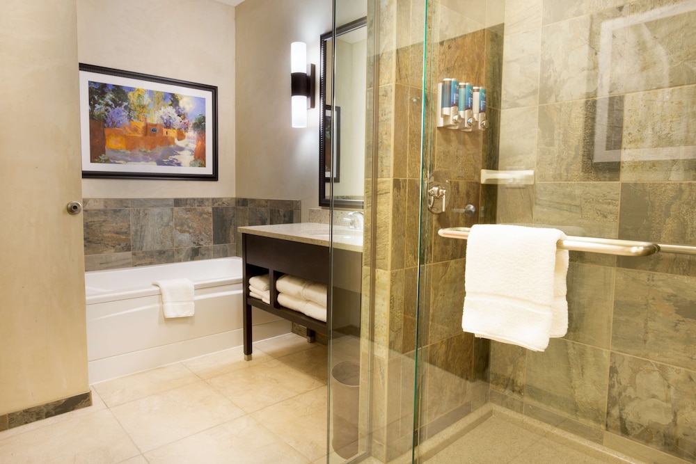Suite, 1 King Bed With Sofa Bed, Refrigerator & Microwave (Fireplace, Upper Floor) photo 3