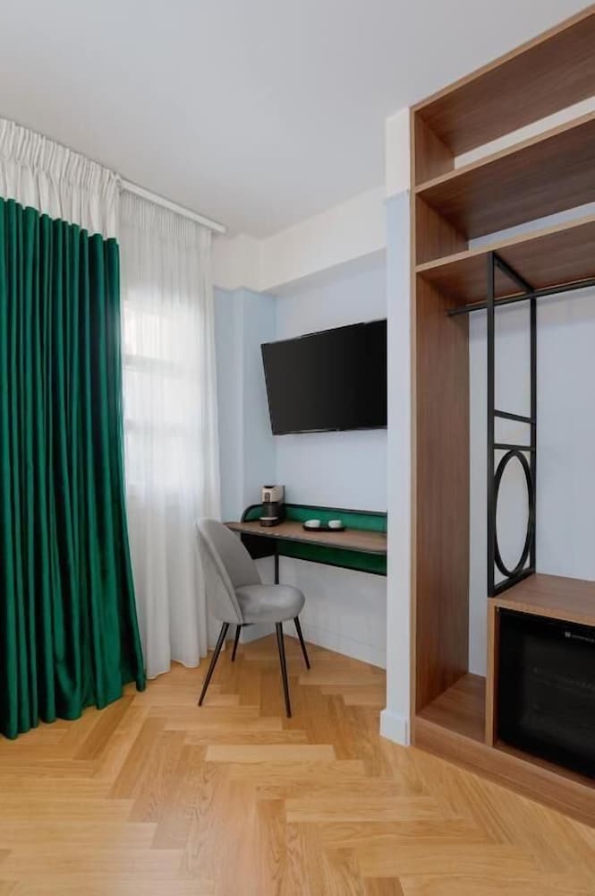 Deluxe Double Room - Photo 9