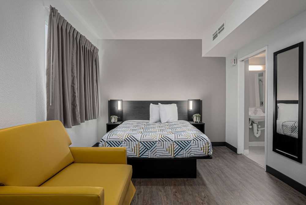 Premium Double Room, 1 Queen Bed, Non Smoking, Refrigerator photo 3