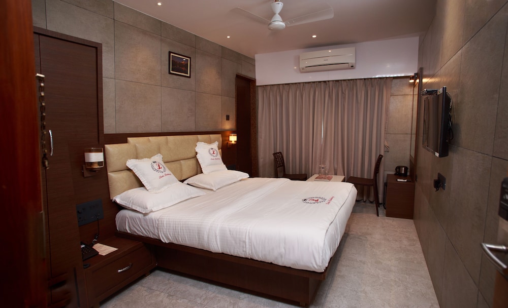 Deluxe Room, 1 King Bed photo 1