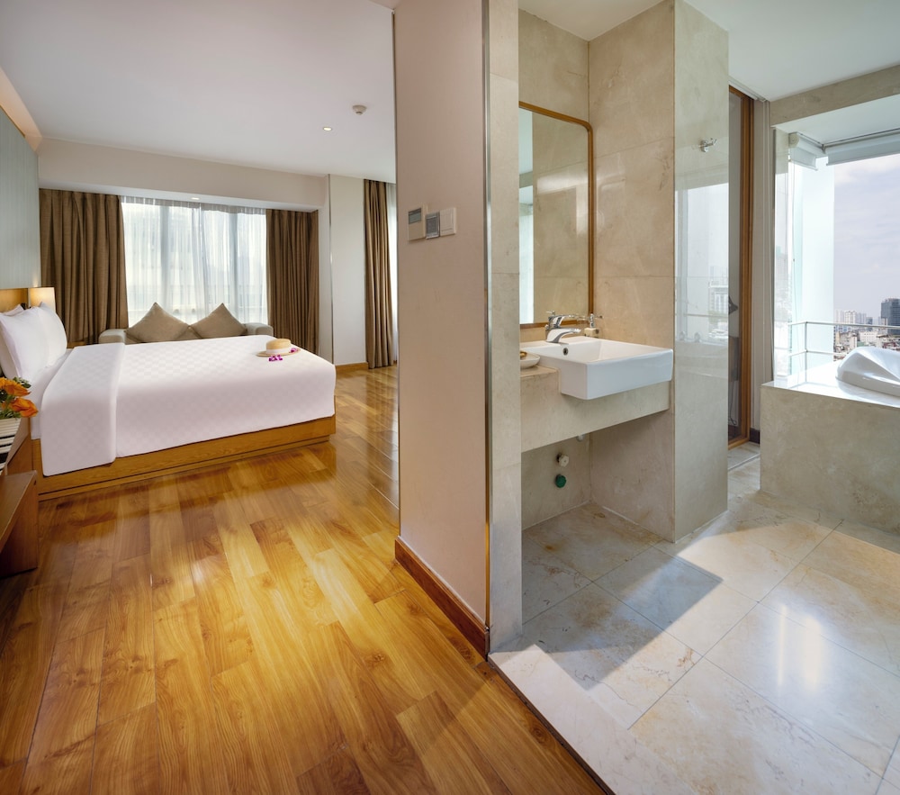 Elegant Corner Suite - Daily Free Afternoon & Mini Bar