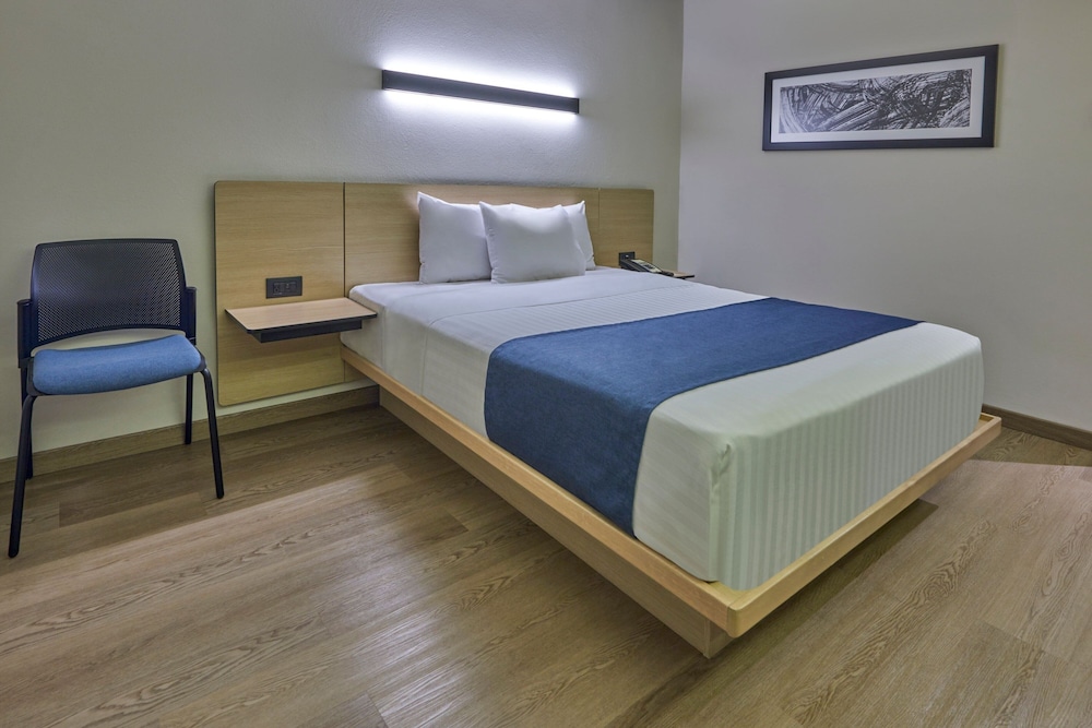 Room, 1 Queen Bed - Photo 9