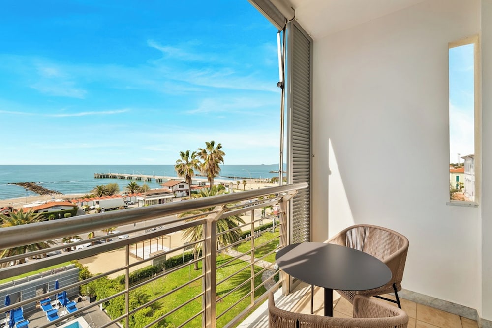 Triple Room, Balcony, Sea Facing - Photo 3