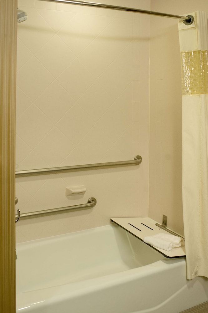 Room, 2 Queen Beds, Accessible, Bathtub - Photo 6