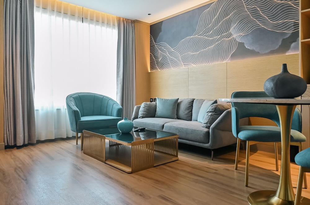 Suite - Photo 1