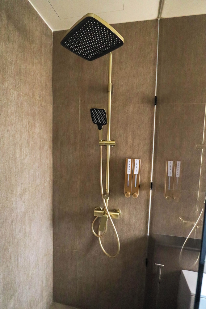 Deluxe Suite, City View - Photo 9