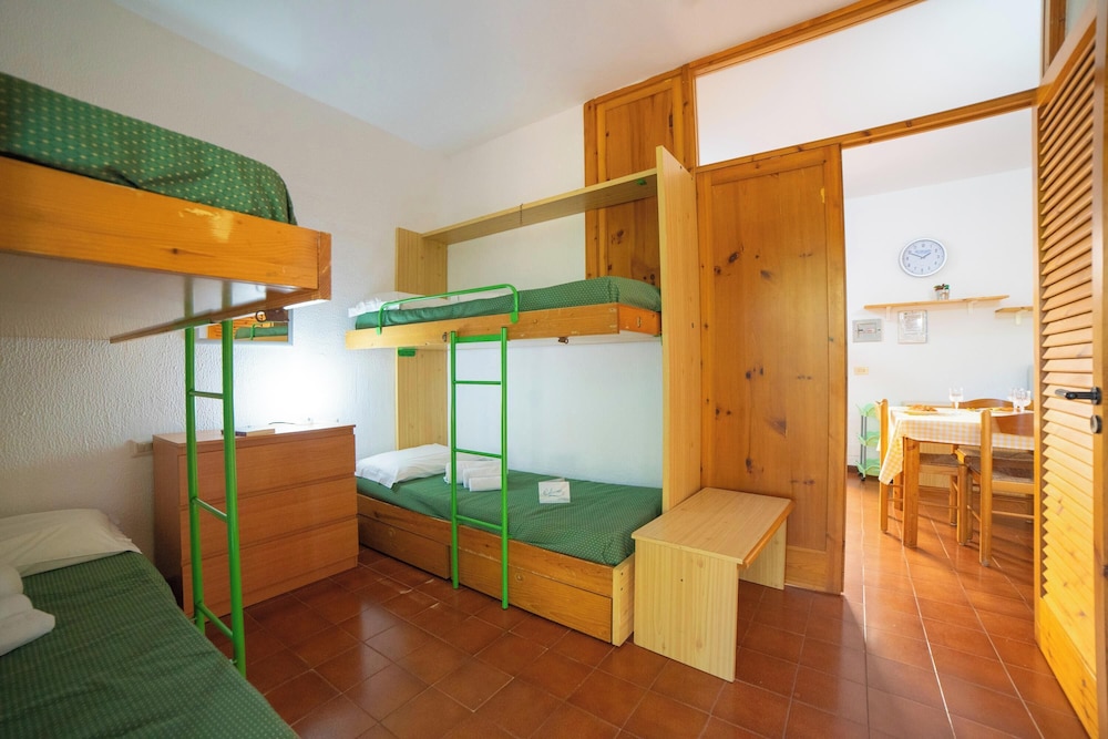 Family Apartment, Multiple Bedrooms, Sea Facing (Alba Apartment with Pool and Sea)
