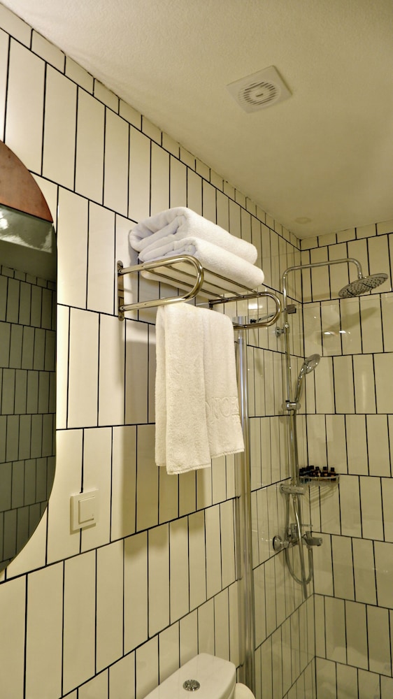 Deluxe Twin Room, Multiple Beds - Photo 4