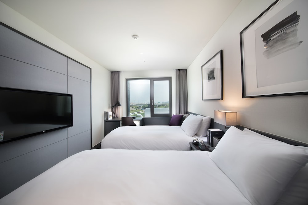 Premier Twin Room (Pool not included) photo 2