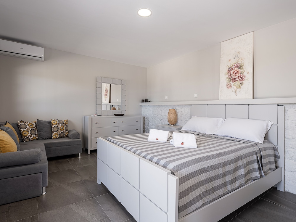 Modern Detached Home photo 1