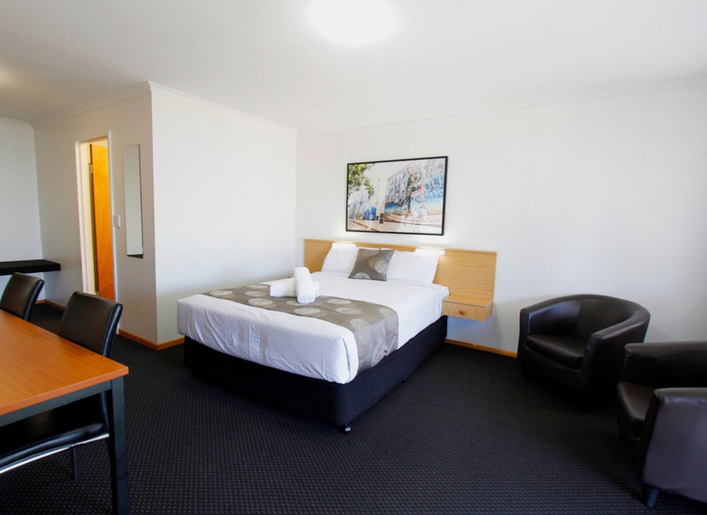 Deluxe Room, 1 Queen Bed, Ensuite photo 2