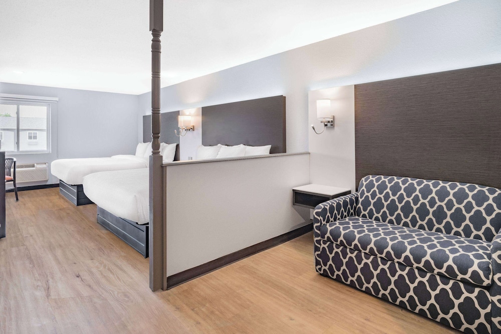 Junior Suite, Non Smoking (2 King Beds) - Photo 4