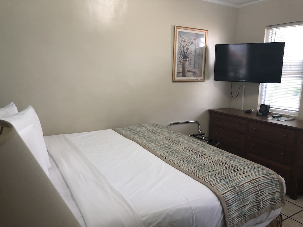 Standard Room, 1 King Bed, Private photo 3